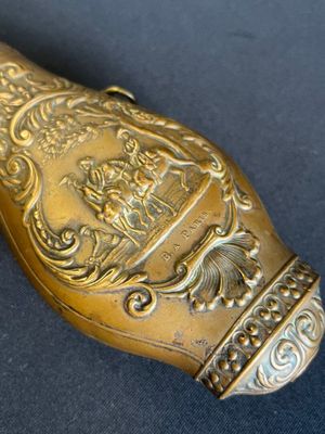POIRE A POUDRE en cuivre repoussé à décor d'une scène de cha…