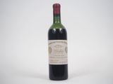 une bouteille de vin posée sur une table