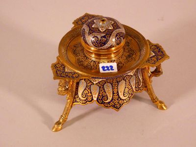 Dans le goût de Barbedienne. Encrier tripode en bronze à déc…