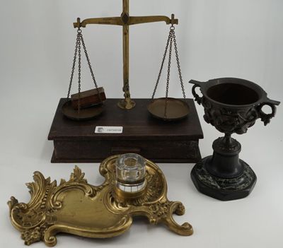 une image représentant une balance et un bougeoir posés sur une table
