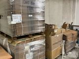 de nombreuses boîtes empilées les unes sur les autres dans une pièce