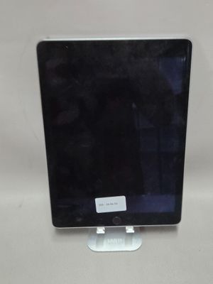 un ordinateur portable posé sur un support, sur une table