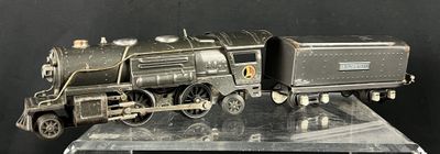 une maquette de train exposée sur un socle transparent