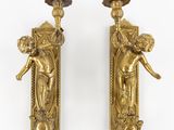 paire de bougeoirs anciens en laiton ornés de chérubins