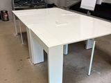 une table blanche au milieu d'une pièce