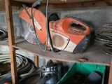 une étagère sur laquelle sont posés tout un tas d'outils