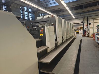 une grosse machine qui se trouve dans une usine