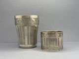 paire de pots de fleurs en métal argenté ornés de motifs floraux