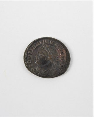 gros plan d'une pièce de monnaie sur une surface blanche avec un fond blanc