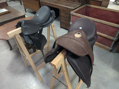 deux selles posées sur une table