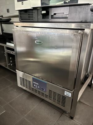 un four en acier inoxydable trônant au milieu d'une cuisine