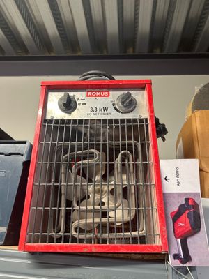 un radiateur rouge posé sur une étagère dans un magasin