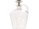 une image représentant une carafe en verre transparent sur fond blanc
