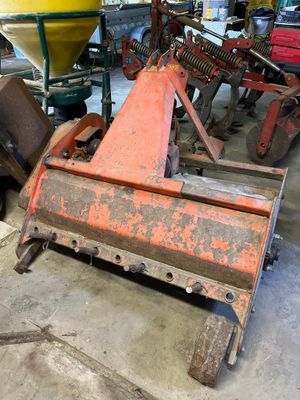 un tracteur équipé d'une charrue, dans un garage
