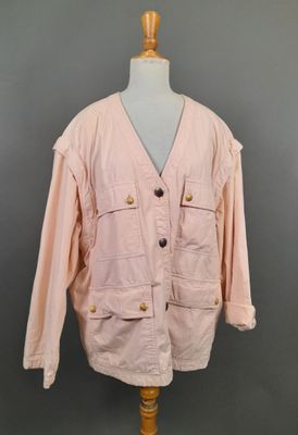 INSCRIPTION RYKIEL, PARIS. Blouson en coton rose à quatre po…