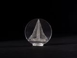 un gros plan d'un objet en verre transparent posé sur une surface noire