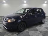 la petite voiture bleue est garée dans une pièce au sol à carreaux