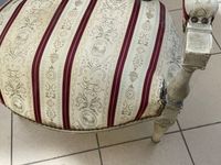 Paire de fauteuils en bois stuqué et laqué crème, les consol… (photo 3)