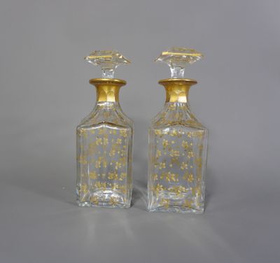 paire de carafes anciennes en cristal taillé, ornées de feuilles d'or