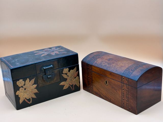 Coffret en bois de placage marqueté H : 15.5 x 25,5 x 14. Coffret