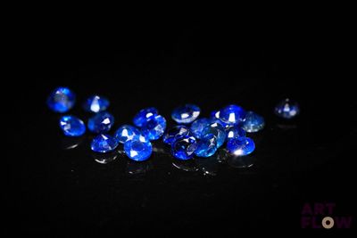 un bouquet de saphirs bleus sur un fond noir