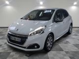 la voiture blanche est garée sur un sol en damier dans le garage