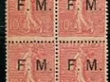un timbre sur lequel figurent quatre lettres différentes
