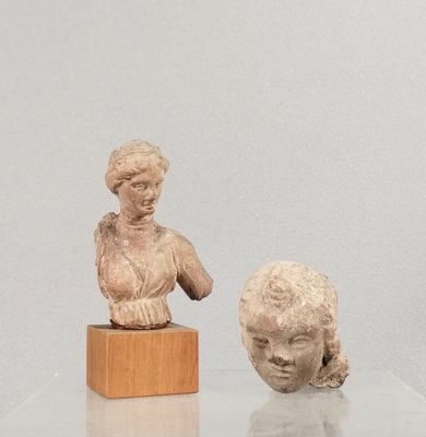 des sculptures représentant une femme et un enfant exposées dans une vitrine