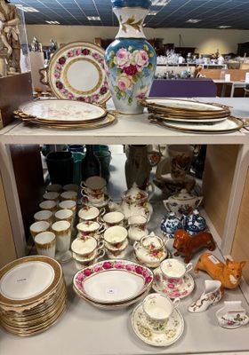 de nombreuses assiettes et vases posés sur une étagère dans un magasin