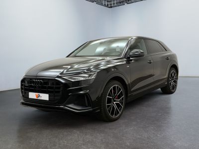une Audi Q4 noire garée dans une grande pièce