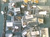 de nombreux types de bijoux, rangés dans des sacs posés par terre