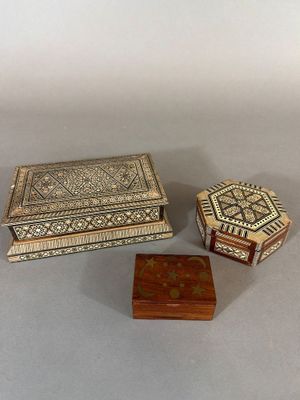 Ensemble de boites en marqueterie d’os et nacre, comprenant …