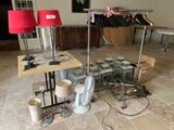 une pièce où il y a tout un tas d'objets par terre