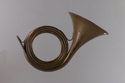 un instrument en laiton suspendu au plafond de la pièce