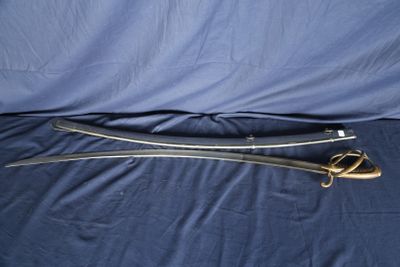 une épée posée sur un drap bleu