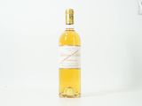 une bouteille de vin posée sur une table
