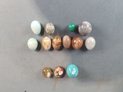 beaucoup de billes de différentes couleurs sur la table