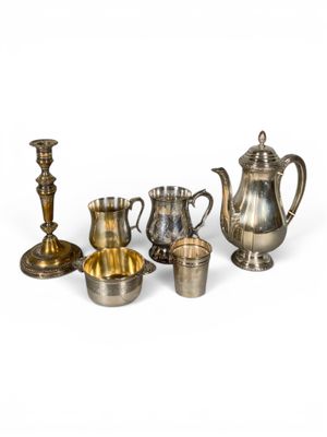 Lot de métal argenté : Flambeau ; Cafetière ; 2 Pots à crème…
