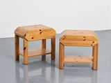 deux petits tabourets en bois placés l'un à côté de l'autre sur un sol en béton