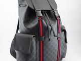 un sac à dos avec une bande rouge et bleue sur le côté