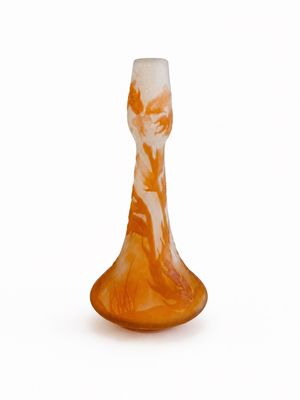 un vase en verre orné de motifs orange et blancs