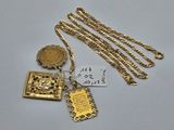 Gros plan sur un collier en or sur lequel se trouve une pièce de monnaie