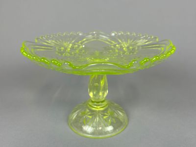COUPE sur PIED en verre moulé pressé de forme chantournée, r…