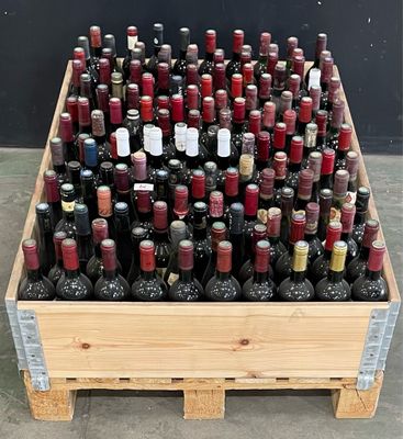 plusieurs bouteilles de vin rangées dans une caisse en bois