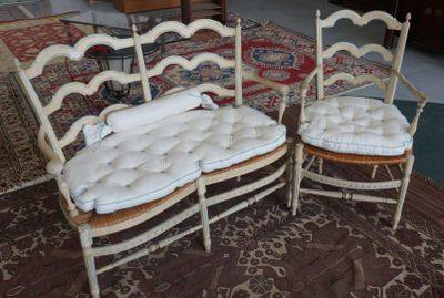two chairs that are sitting next to each other on a rug