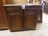 une armoire en bois munie d'une poignée en métal