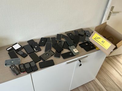 many cell phones that are sitting on a table