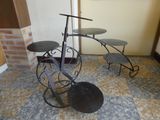 un vélo posé par terre à côté d'une table