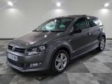 La Volkswagen Polo grise est garée sur un sol en carreaux à damier.