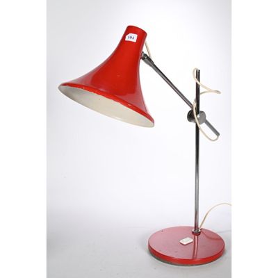 une lampe de bureau rouge avec un pied blanc et un abat-jour rouge